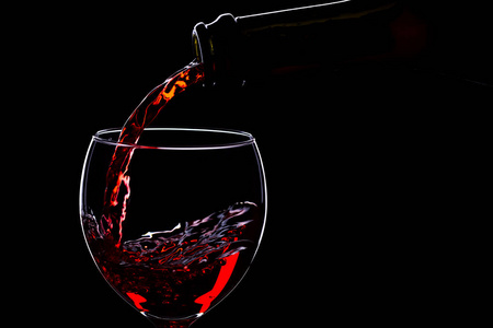 葡萄酒酒瓶在黑色的背景，眼镜极简主义
