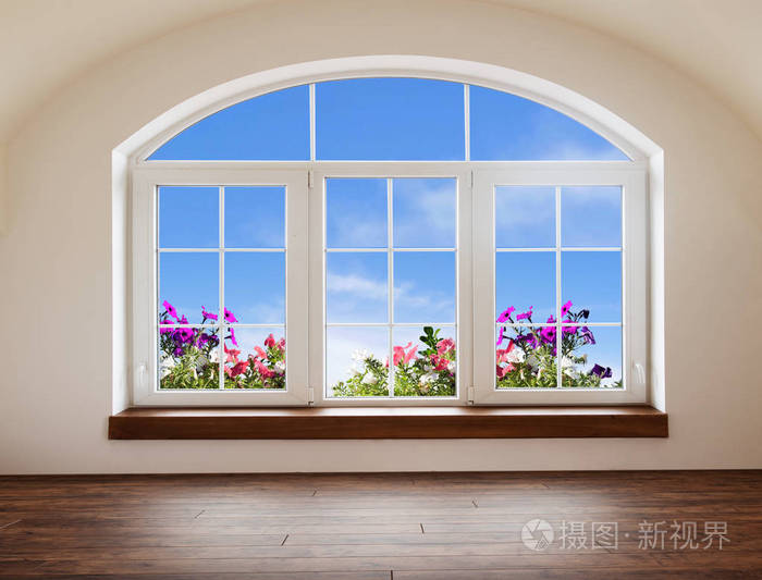 查看从一个空荡荡的房间的窗户