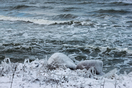在阴天的强风中, 冬季可以看到波罗的海的景色