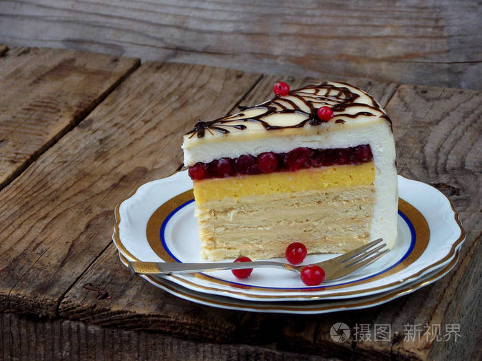 小菜一碟"拿破仑": 脆皮蛋糕的奶油,橙色奶油,小红莓酱,奶酪慕斯.