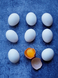组成的鲜活农产品白色鸡蛋在深色背景上