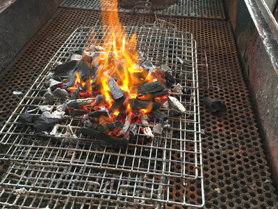背景的空热木炭烧烤.火焰烧烤在烹调之前特写