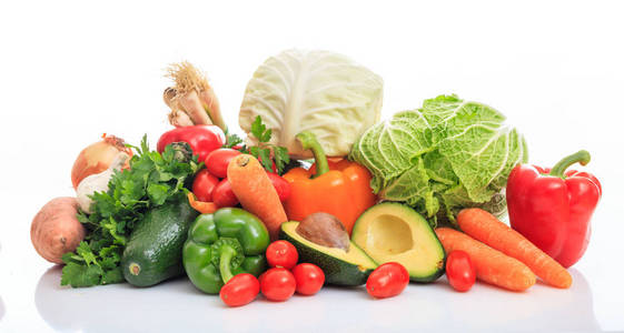 不同种类的蔬菜在白色背景上
