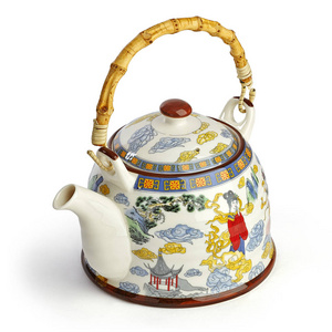 瓷茶壶配中国版画在白色背景上孤立的经典风格。剪切路径