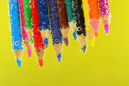 彩色的铅笔在波光粼粼的河水
