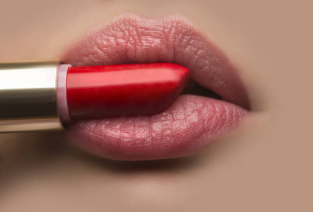 口红是女性亲吻。红色的口红和自然的双唇，不化妆。专业化妆品化妆模型。完美的嘴唇形状和鲜艳的唇膏，为晚上化妆