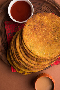 印度著名美味胡芦巴 khakra 或卡苏里 methi gujarathi 或 gujrati 的小吃