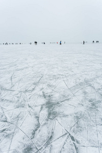 在冰冻的湖面上滑冰