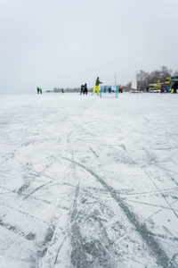 在冰冻的湖面上滑冰