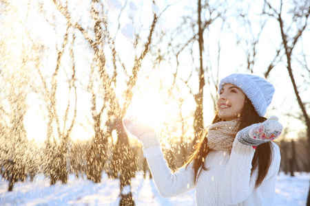 美丽的年轻女子玩雪