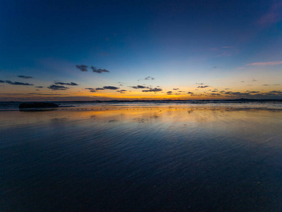 一个美丽的日落在一个美丽的海滩与一个生动的蓝色和橙色的天空。 西澳大利亚