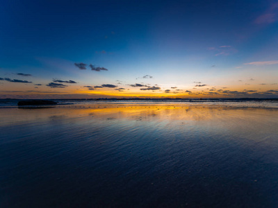 一个美丽的日落在一个美丽的海滩与一个生动的蓝色和橙色的天空。 西澳大利亚