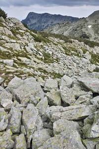 乌云笼罩洛基的山峰在皮林山