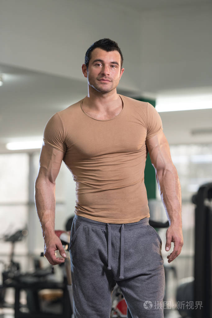 肌肉男在棕色t恤的肖像