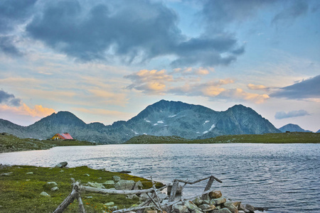 Tevno 湖和卡梅尼察峰，皮林山黄落日