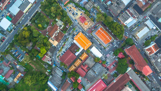 在日落在普吉岛城市中心的空中摄影