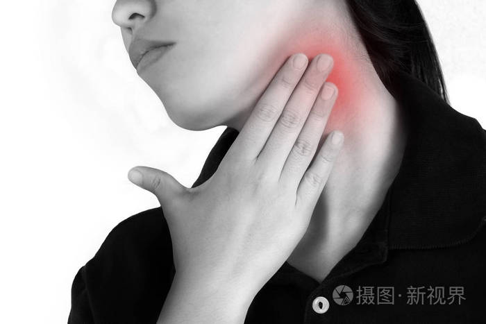 妇女有炎症和肿胀原因痛喉咙痛,在白色背景上孤立