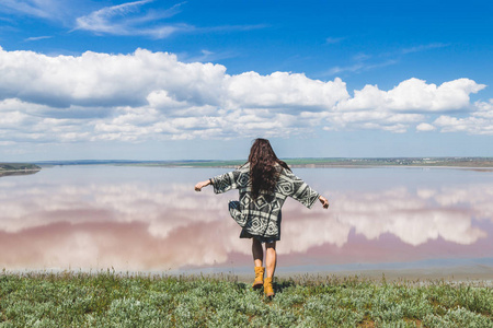 女人放松湖畔在风景秀丽的湖畔附近的女人照片