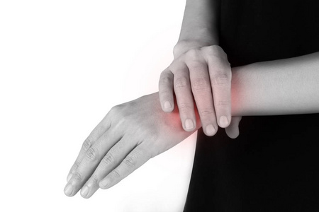妇女有炎症和肿胀原因疼痛酸痛的手腕上，在白色背景上孤立