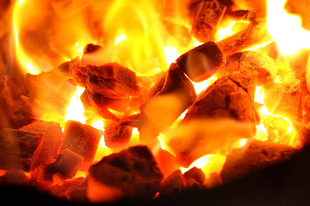 烤炉的木炭图片