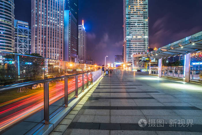与城市夜间景观的行人天桥照片-正版商用图片0x63ua-摄图新视界