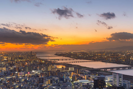 大阪市鸟瞰图与落日的天空