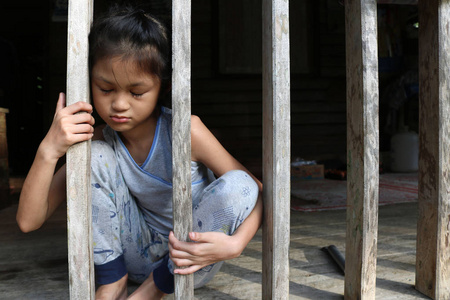 当地的房子亚洲女孩在当地的房子照片