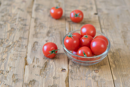 樱桃番茄的仿古桌上的玻璃碗里