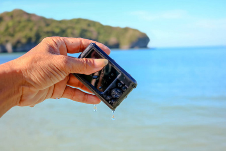 相机落到海水