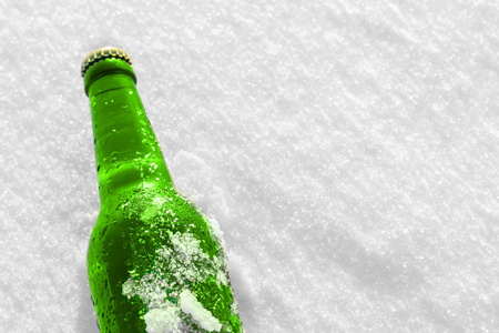 雪花啤酒勇闯天涯瓶冰镇啤酒,在雪地上.关闭了视图照片