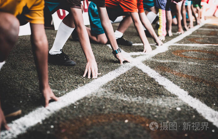 学生男孩准备离开开始跑步比赛男孩在学校体育日学校体育日的概念