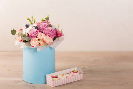 在一个蓝色的盒子把可爱的花束
