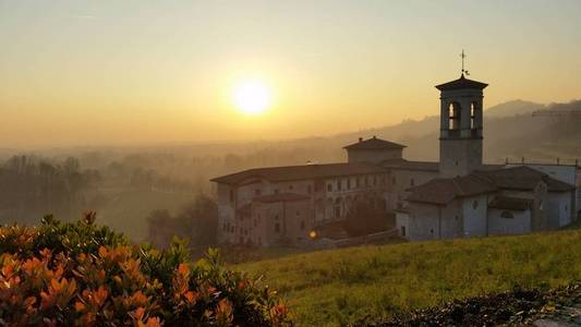 Astino 修道院的夕阳