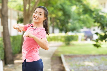 女人与放松的时间在花园里