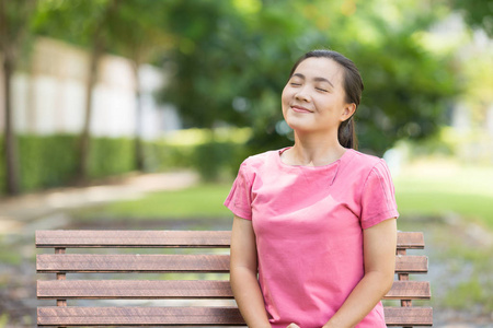 幸福的女人，在公园呼吸