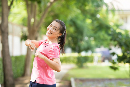 女人与放松的时间在花园里