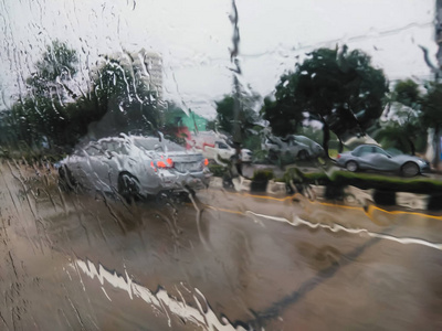 在大街上的车窗外的雨