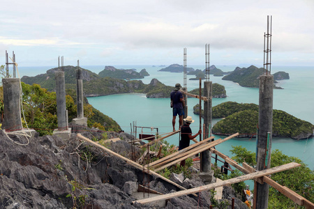 工人们正在建在山顶的岛上图片