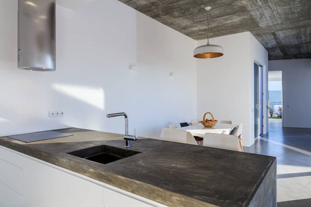 现代厨房与灰色瓷砖地板和白墙