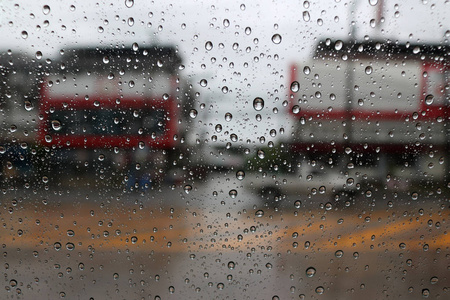 在大街上的车窗外的雨