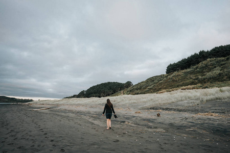 在沙滩上散步的女人照片