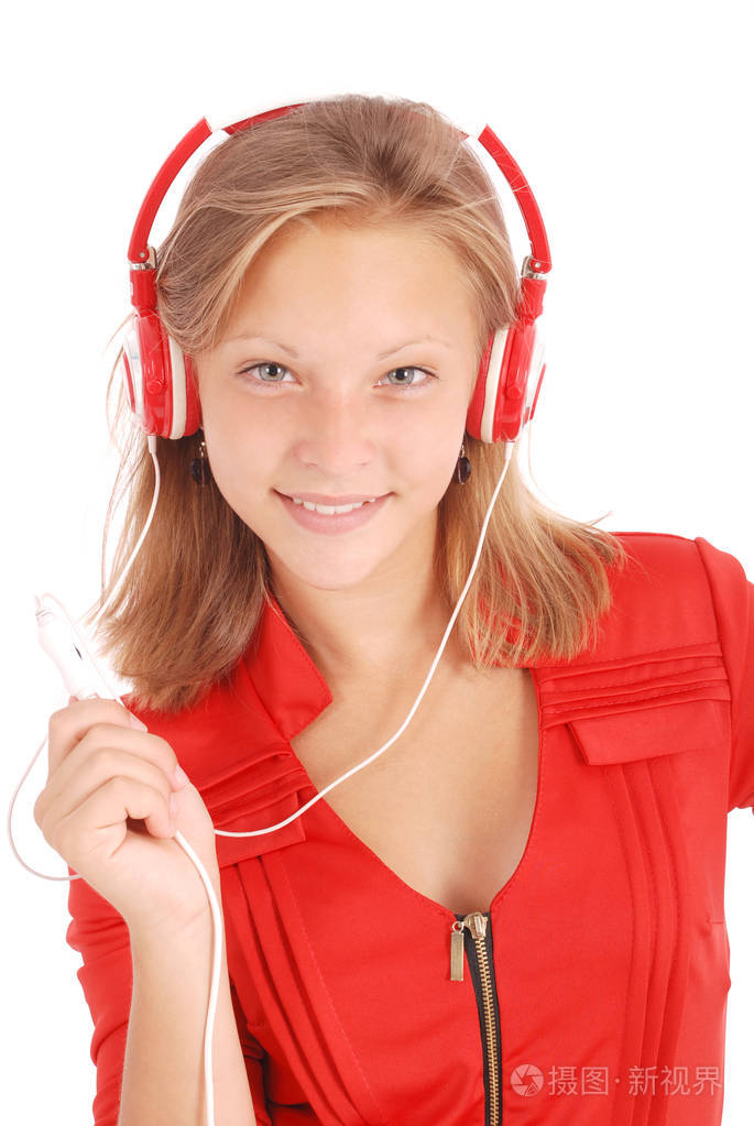 漂亮的少女她头戴耳机听音乐