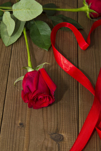 玫瑰和彩带在木材的心形