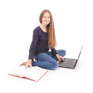 学生少女侧身坐在地板上用笔记本照片