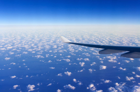 令人惊异的云彩和天空从飞机上看