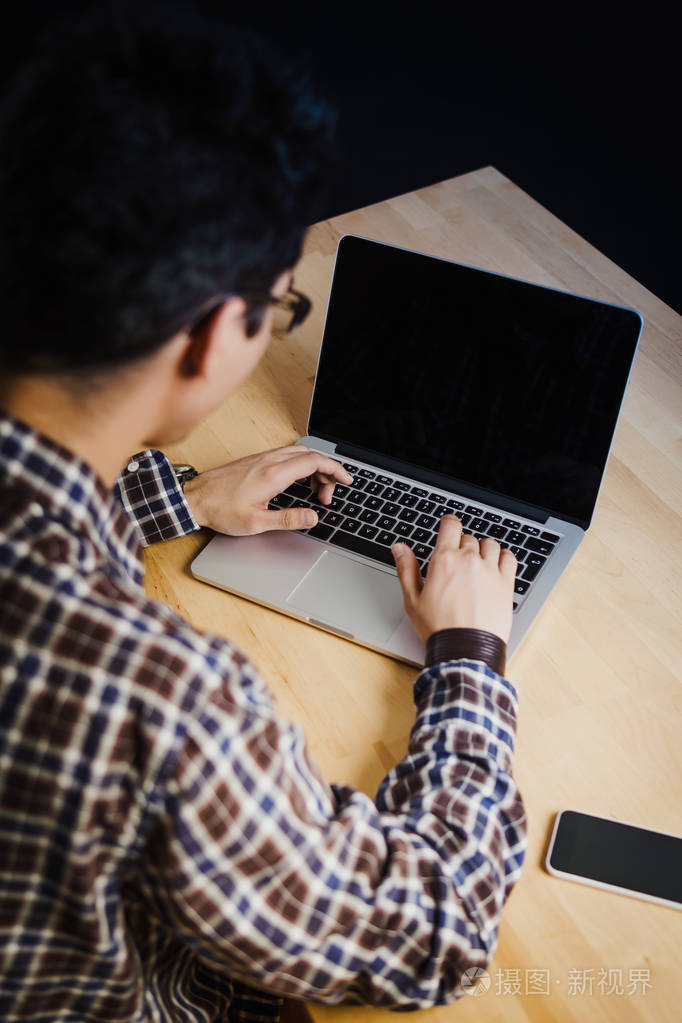 在办公室工作的计算机程序员照片-正版商用图片0x6ke9-摄图新视界