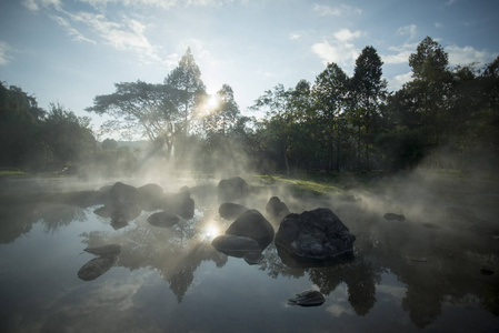 泡温泉的蔡妍儿子在泰国的国家公园