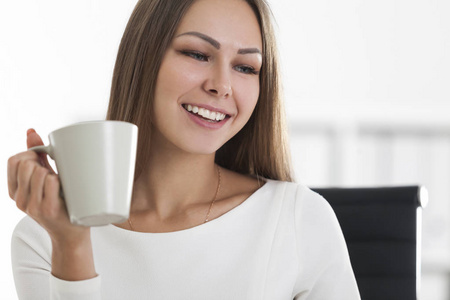 积极的女孩，咖啡是面带笑容的特写