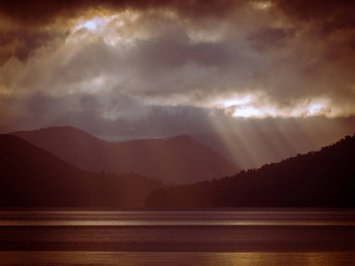 阳光透过云层照在雾山湖中文塔图片
