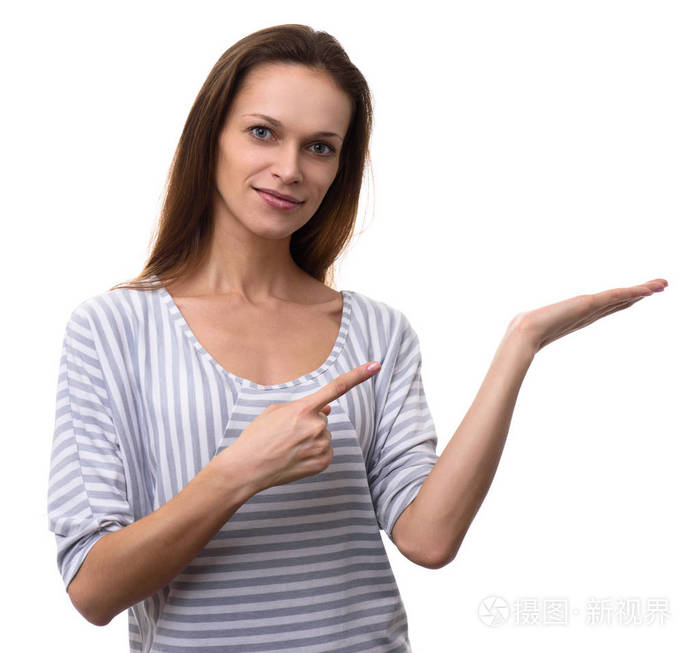 很休闲的女孩,她用手指指